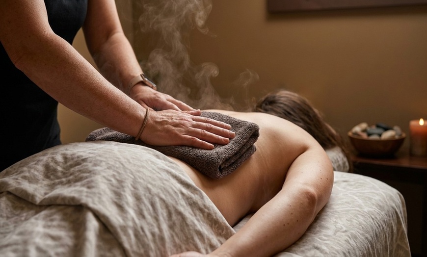 Image 6: Get 60-Min Couples/ Deluxe Massage with Hot Oil & Hot Towel Treatment 