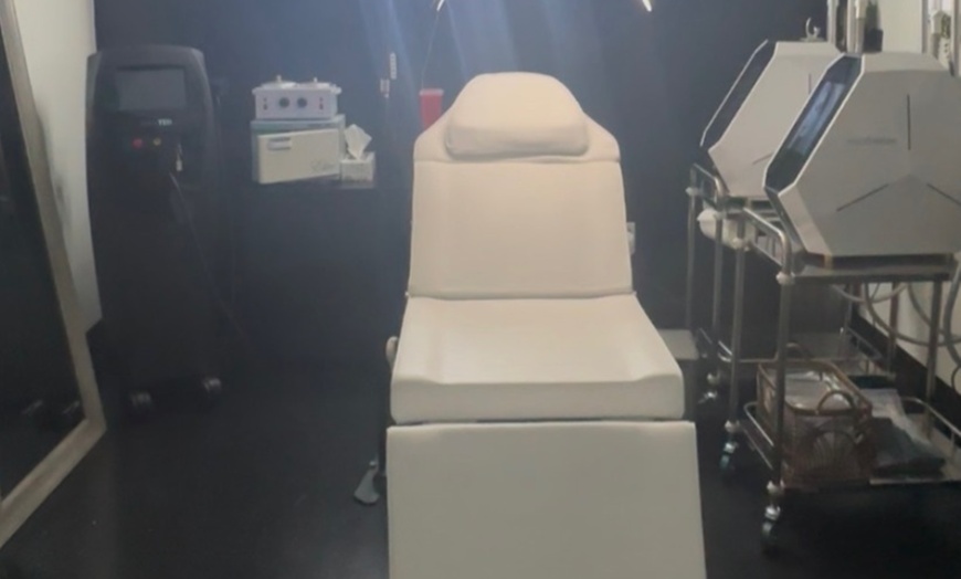 Image 5: Exxo Ice Facial & Body Contouring Sessions for a Refreshed Look