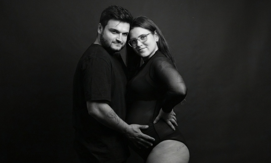 Image 4: Sesión de fotos de San Valentín en estudio con 15 imágenes editadas