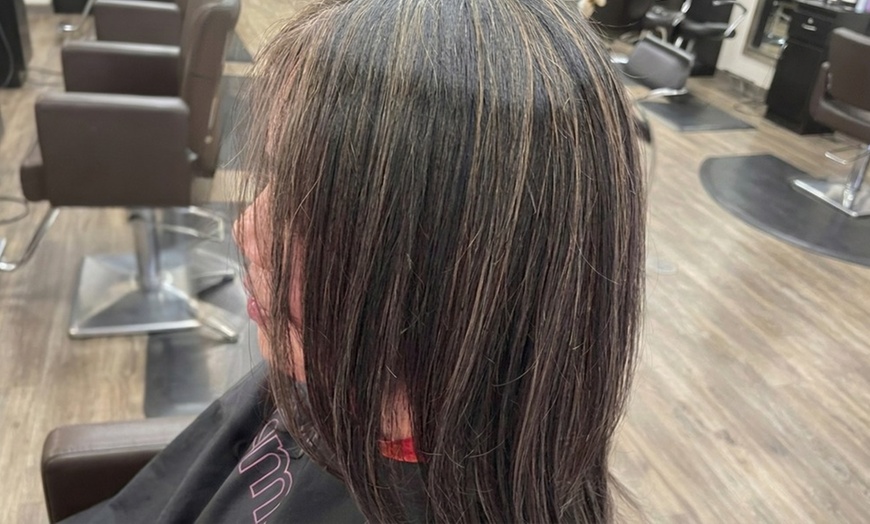 Image 2: Vibrant Dimension And Tonal Refinement Haircare