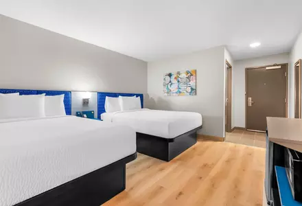2 Queen Beds Room