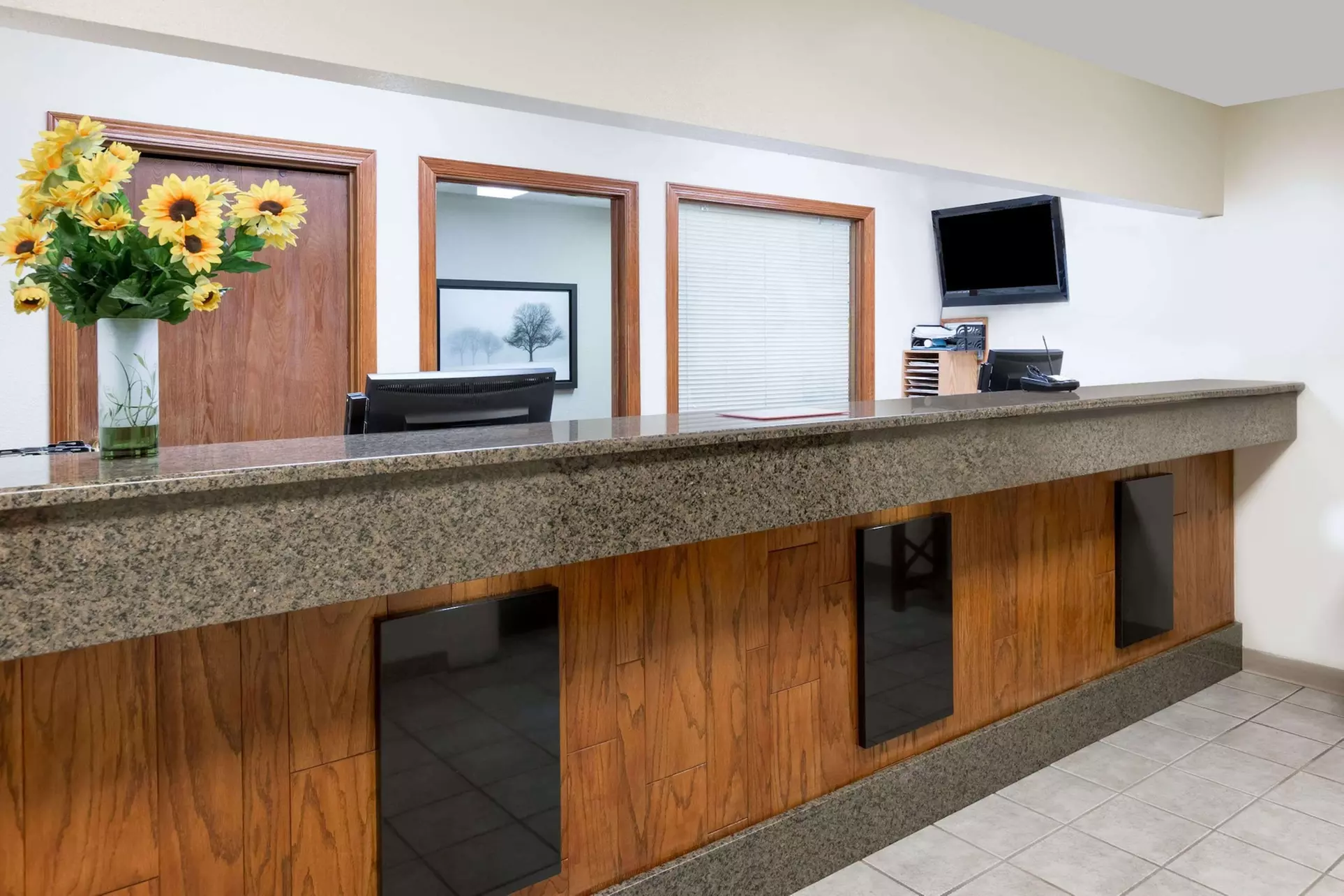Days Inn & Suites by Wyndham Des Moines Airport - Primary Image