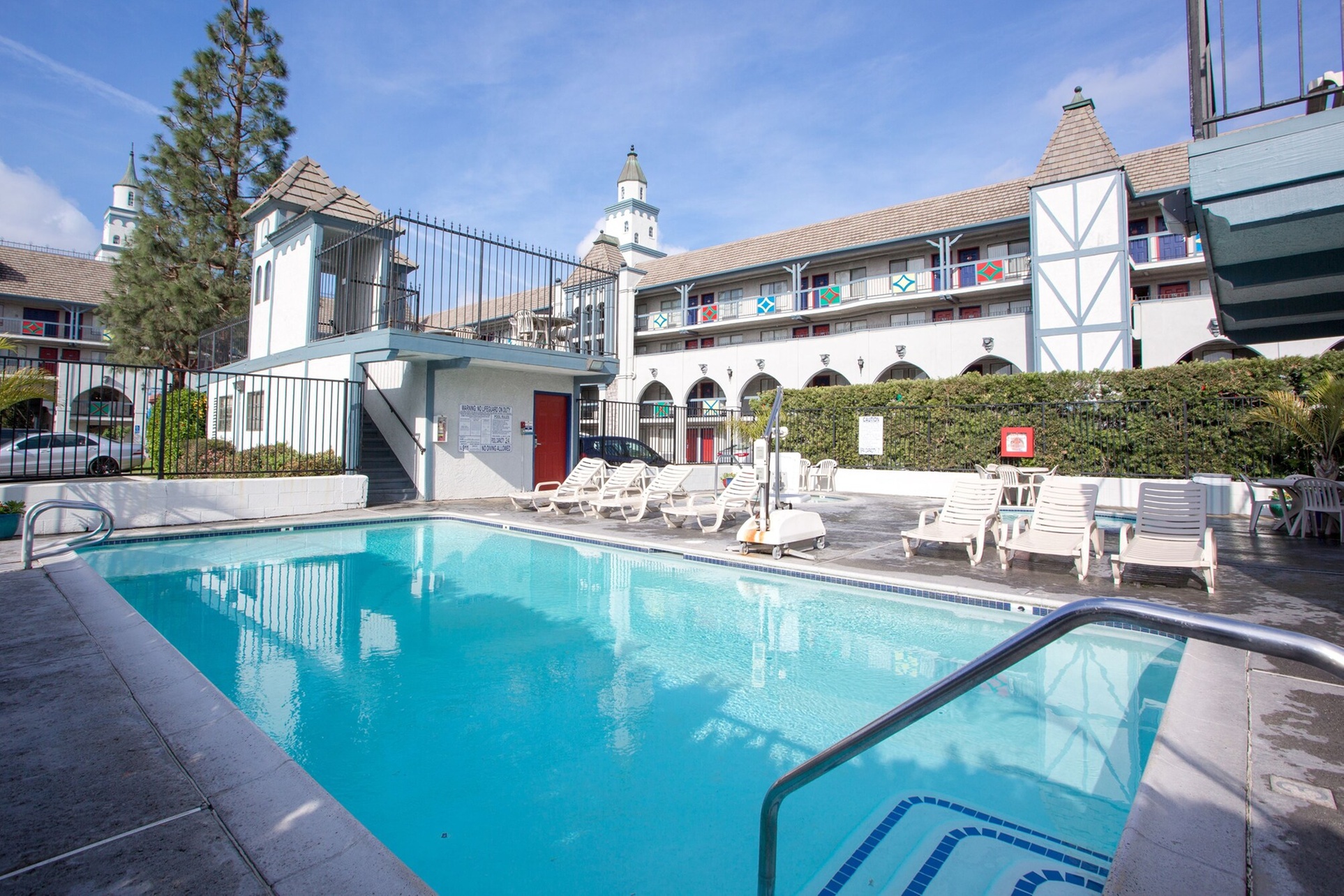 Castle Inn and Suites