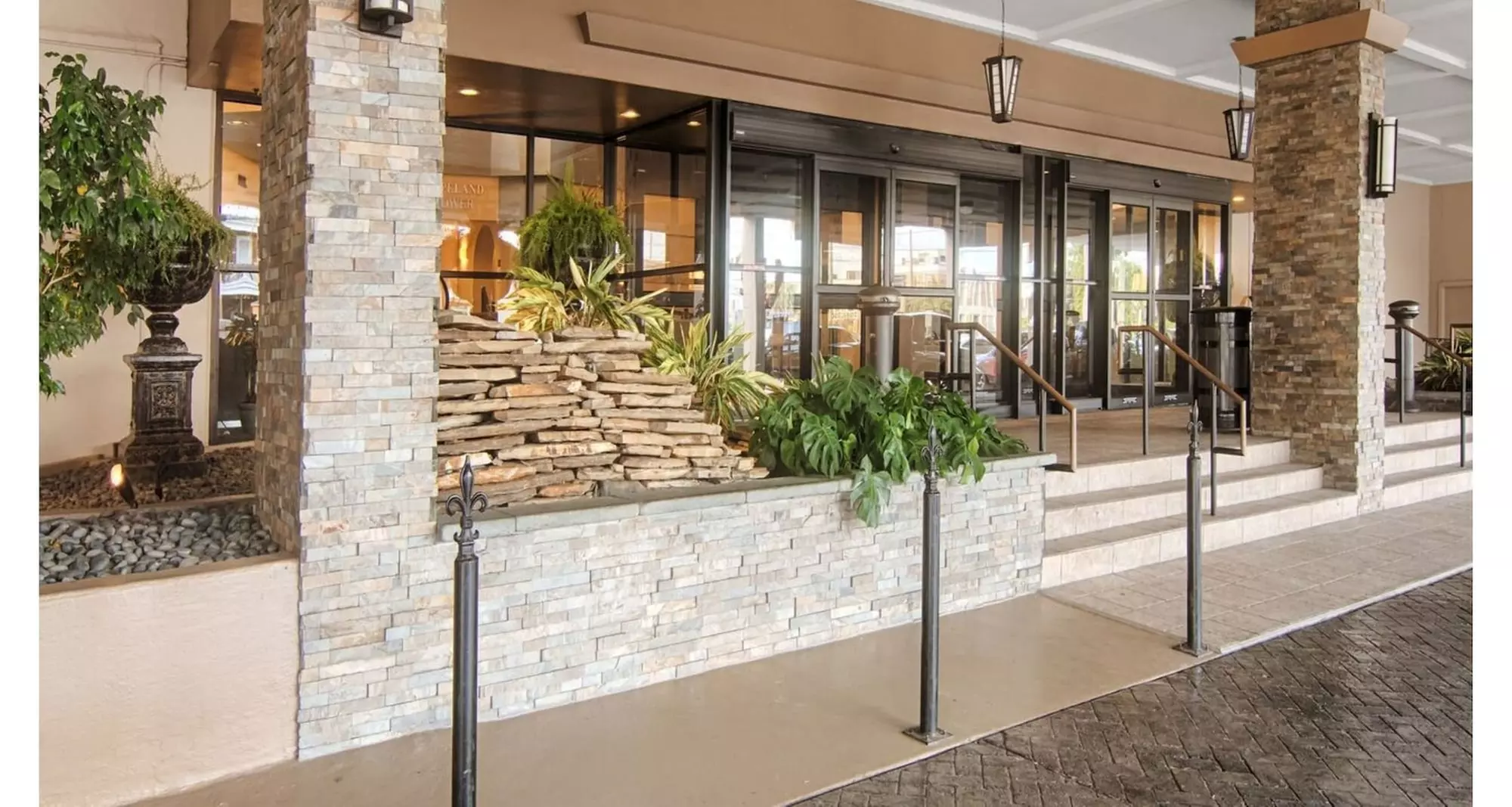 Comfort Inn & Suites At Copeland Tower - Primary Image