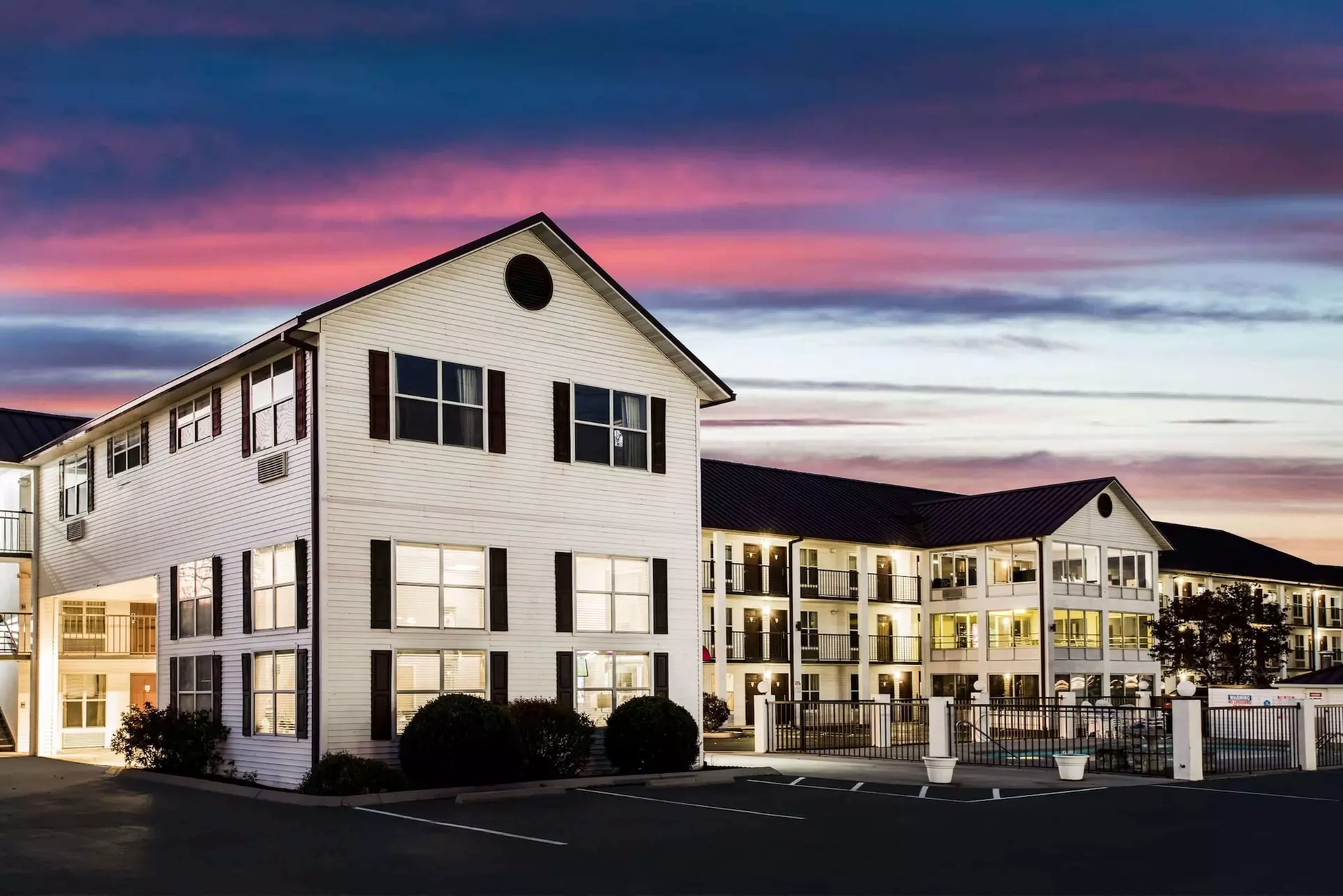 Super 8 by Wyndham Sevierville Riverside - Primary Image