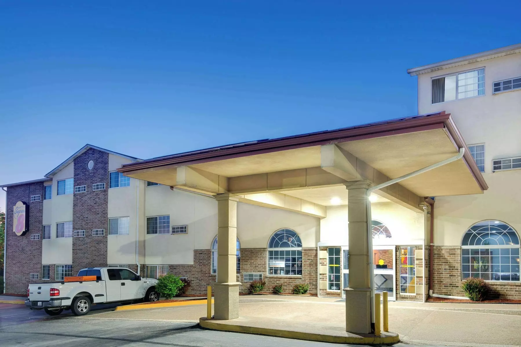 Super 8 by Wyndham Kansas City - Primary Image