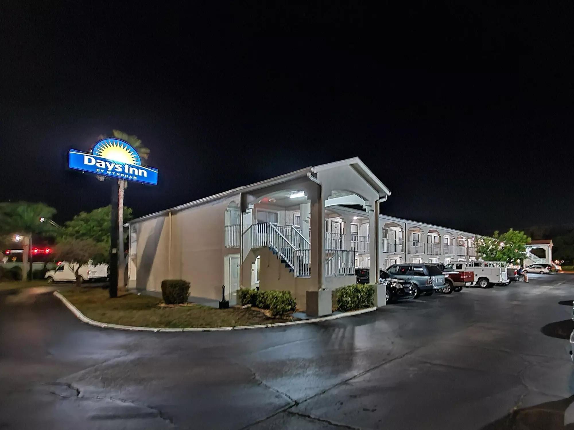 Days Inn by Wyndham Bradenton I-75 - Primary Image