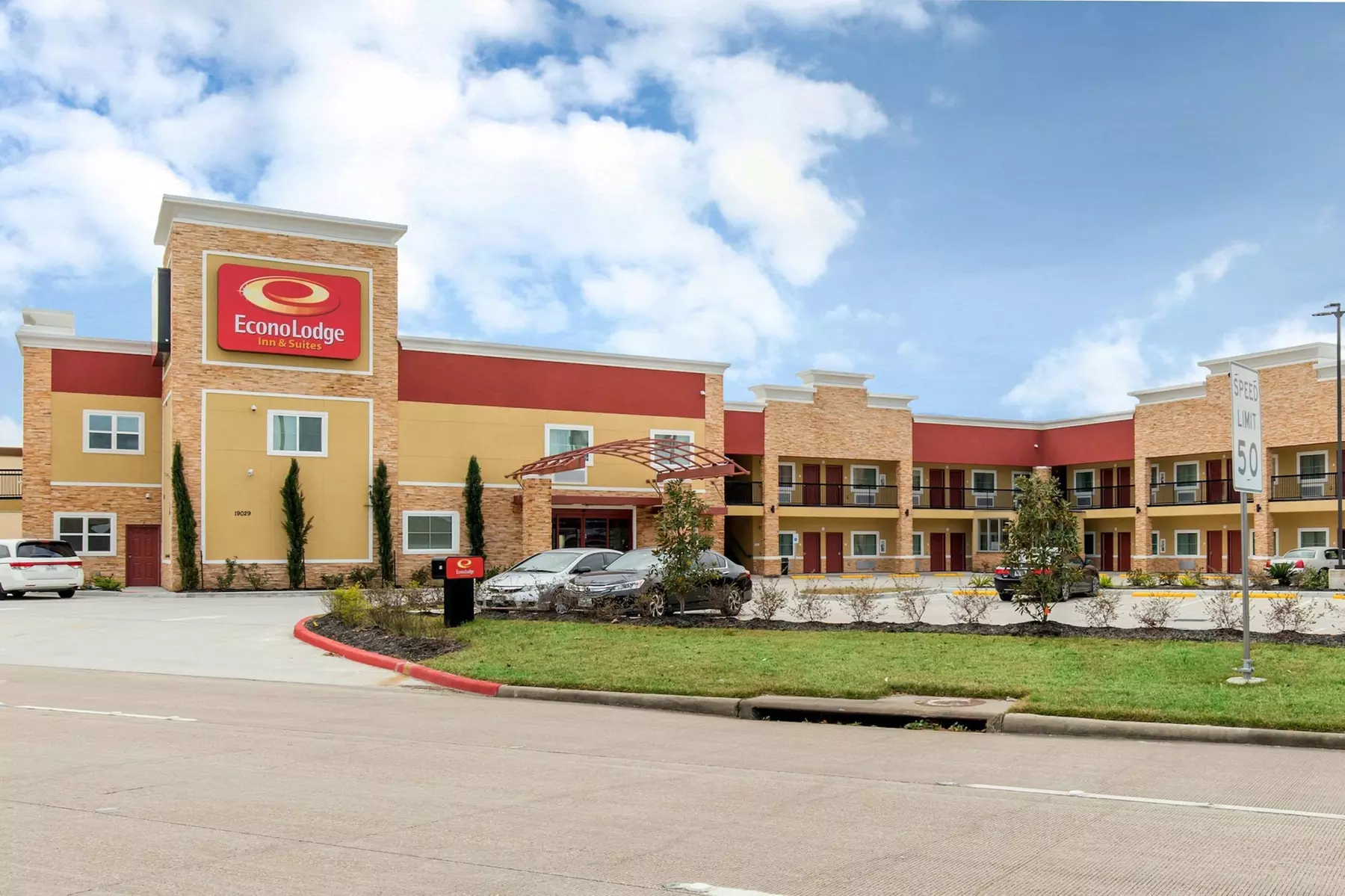 Econo Lodge Inn & Suites Houston Willowbrook - Primary Image