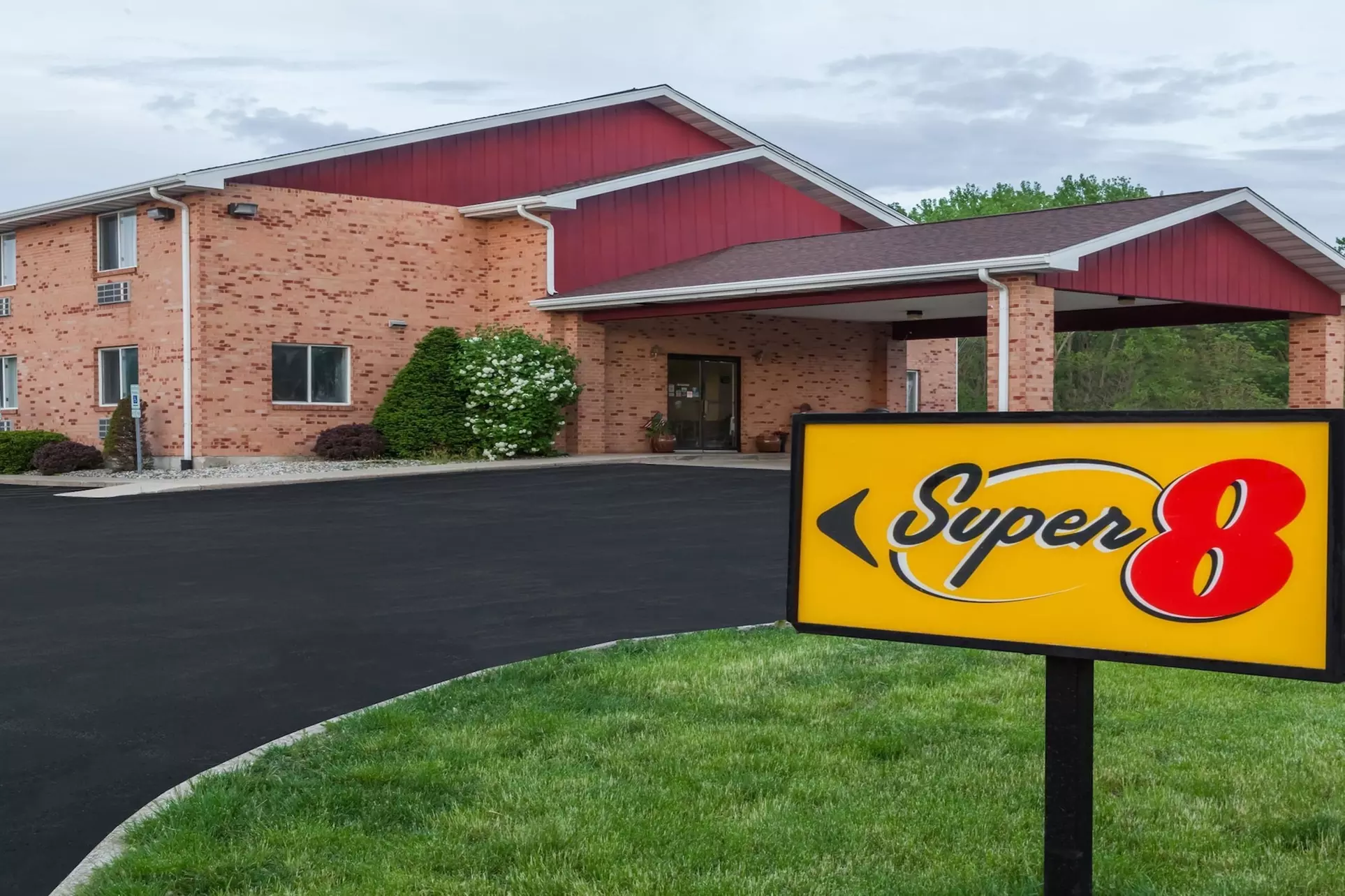 Super 8 by Wyndham Watseka - Primary Image