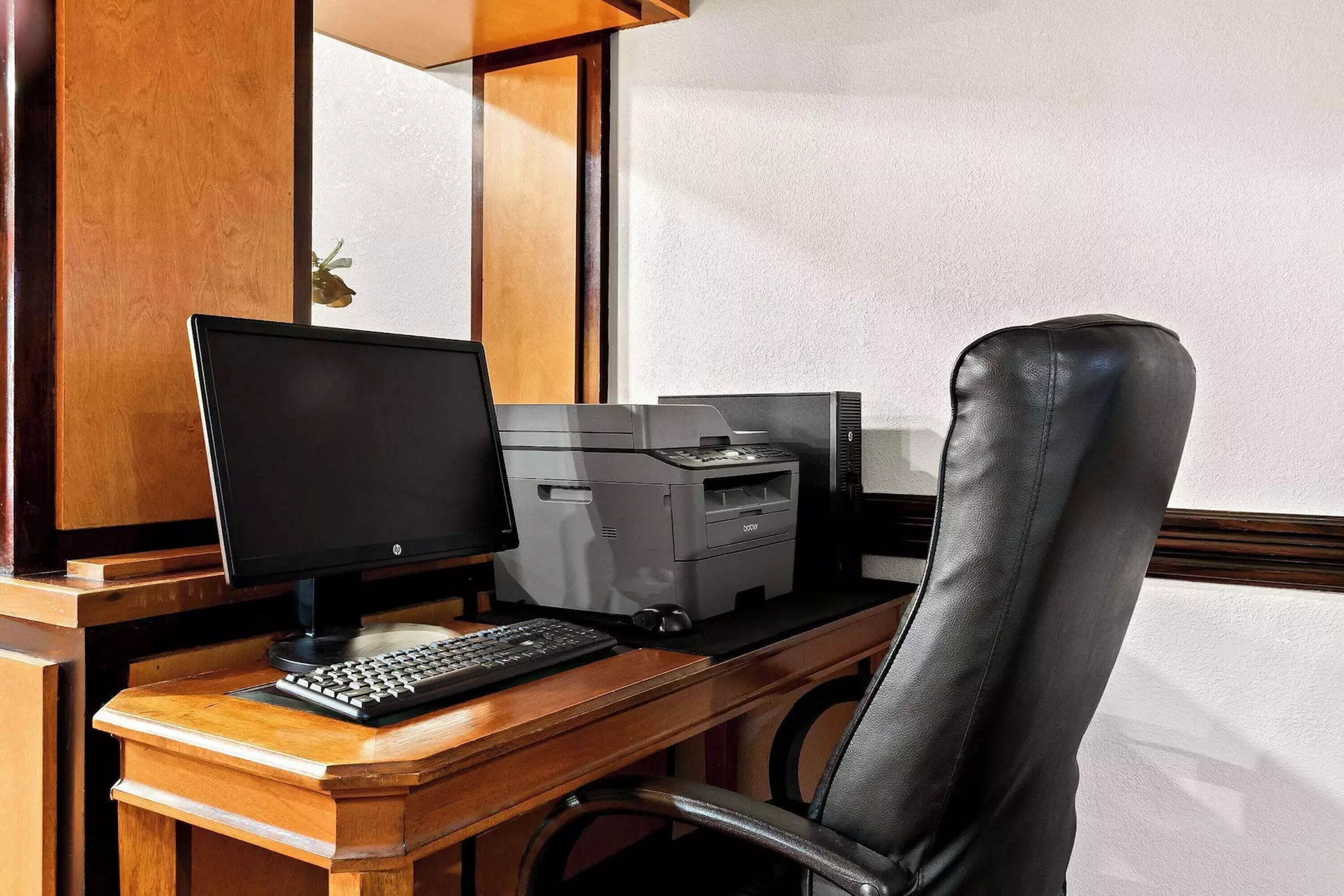Days Inn & Suites by Wyndham Warren - Primary Image
