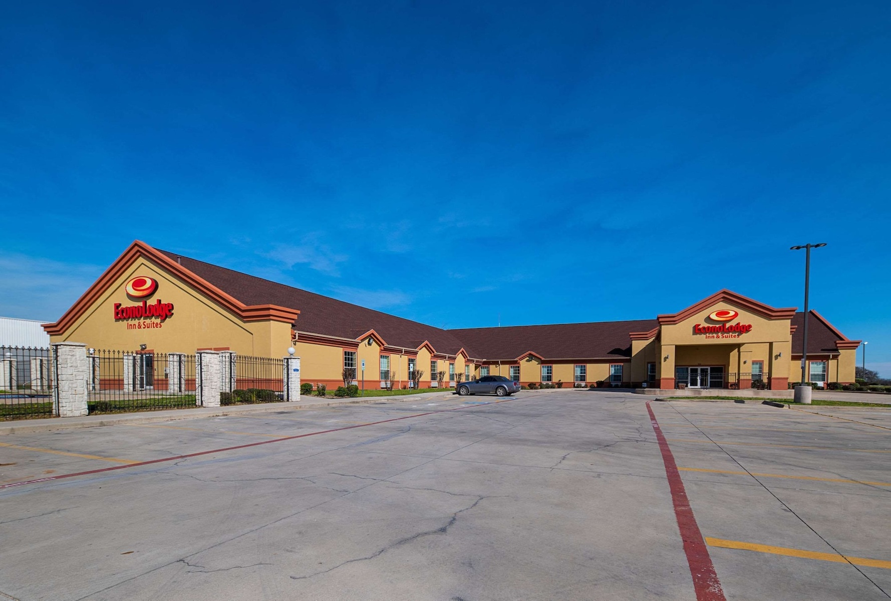 Econo Lodge Inn & Suites Bridgeport - Primary Image