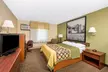 Super 8 by Wyndham Fairmont - Second Medium