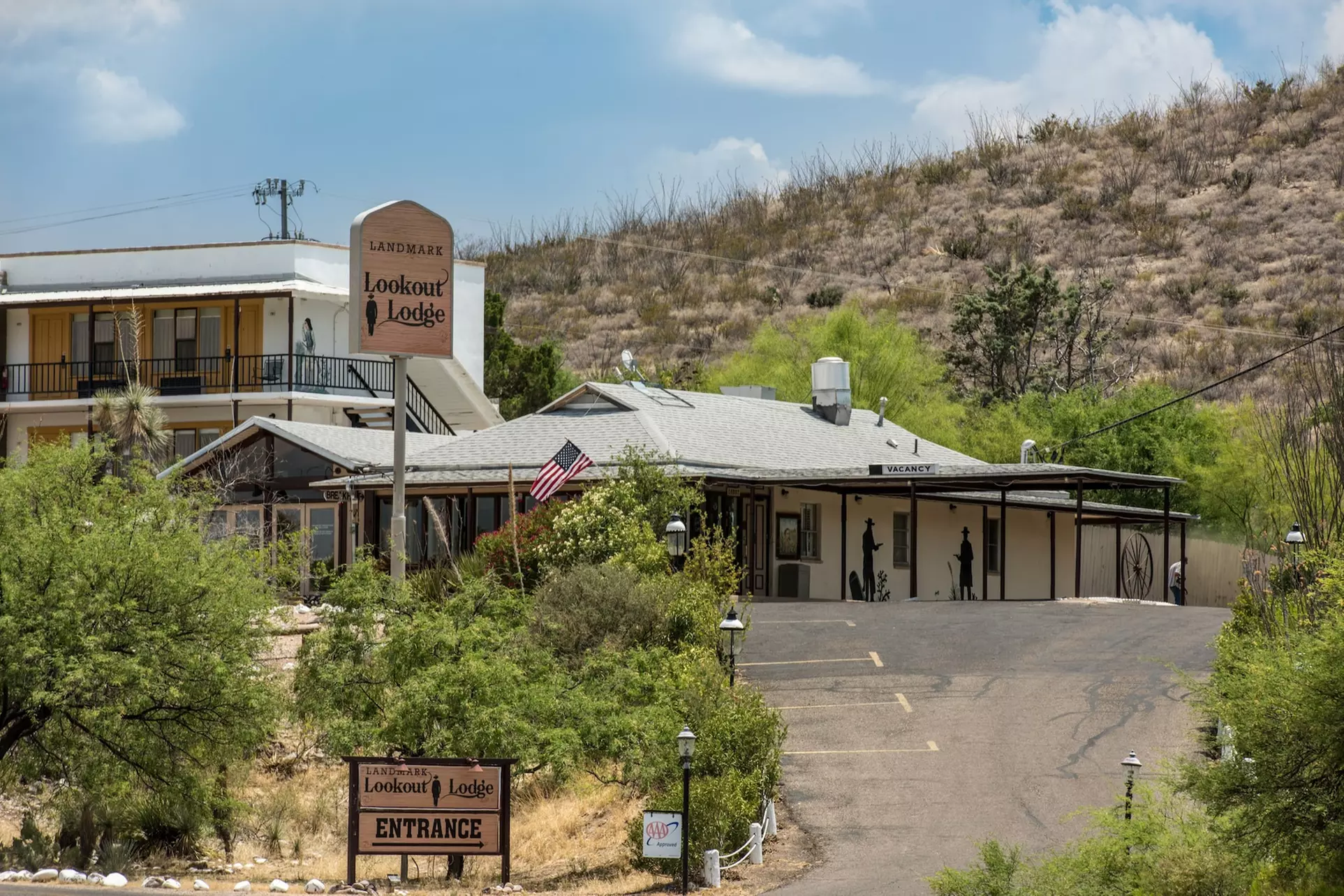 Landmark Lookout Lodge - Primary Image