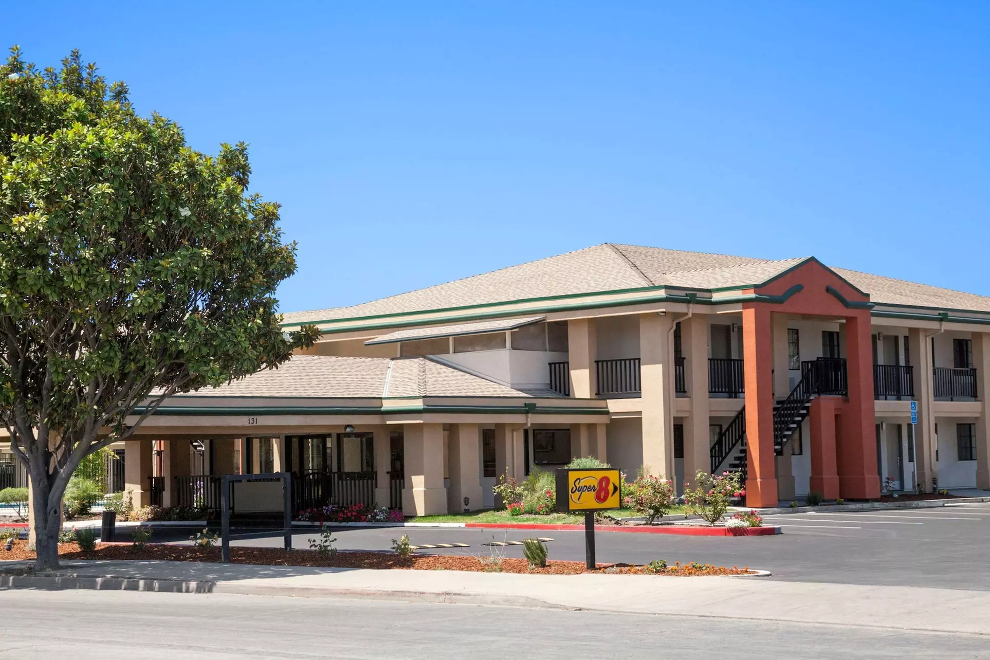 Super 8 by Wyndham Salinas - Primary Image