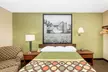 Super 8 by Wyndham Fairmont - Second Medium