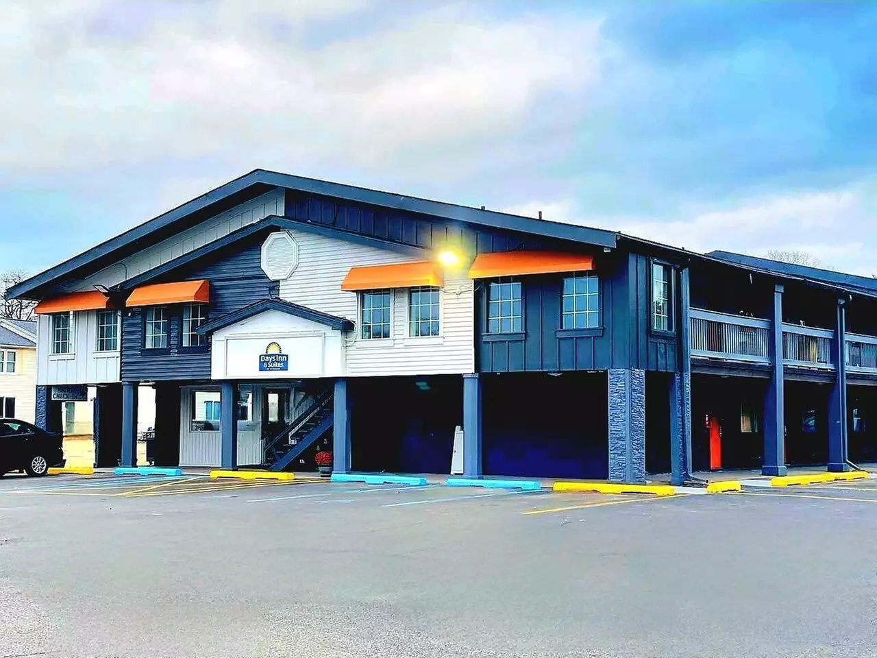 Days Inn & Suites by Wyndham Port Huron - Primary Image