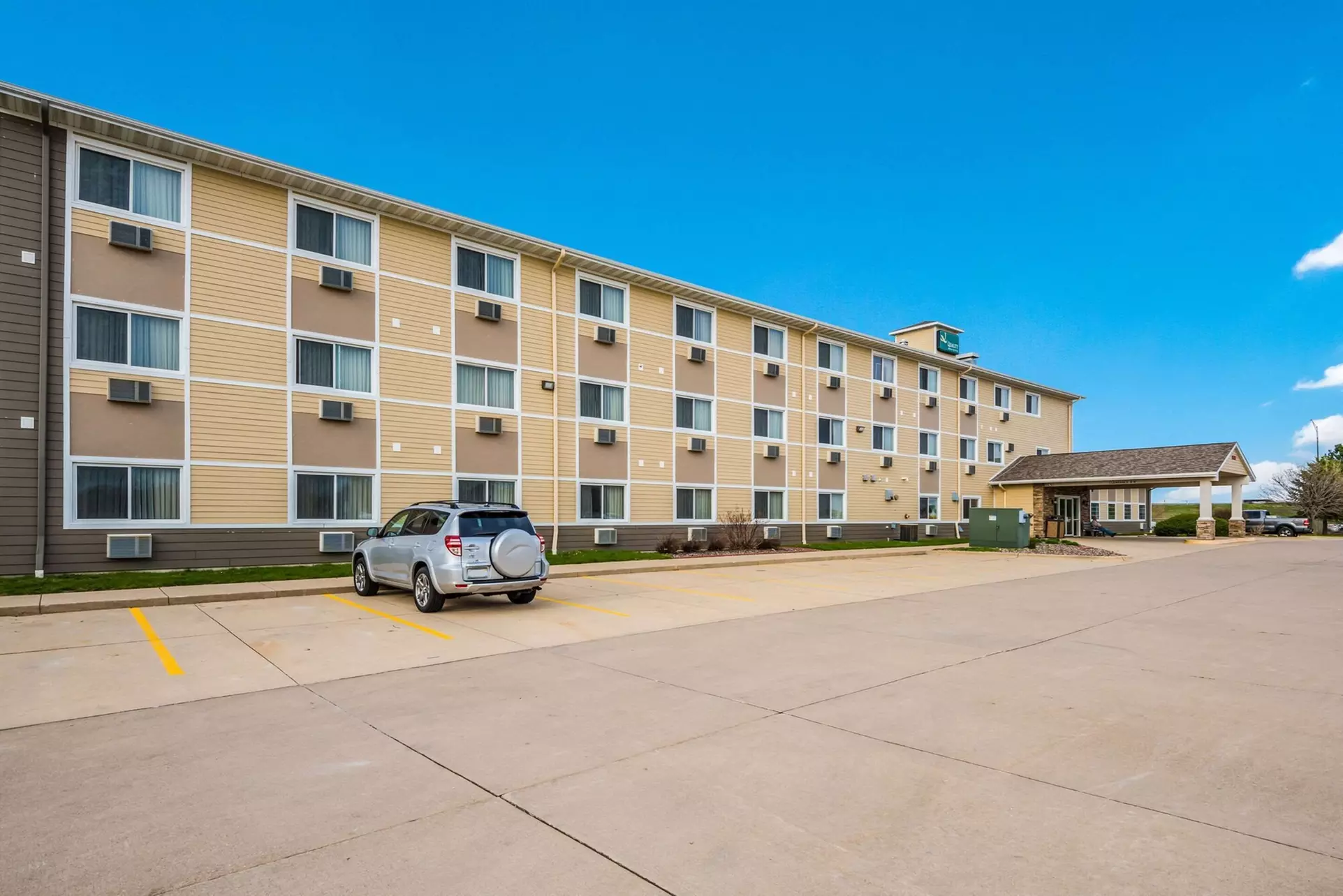 Quality Inn & Suites Eldridge Davenport North - Primary Image