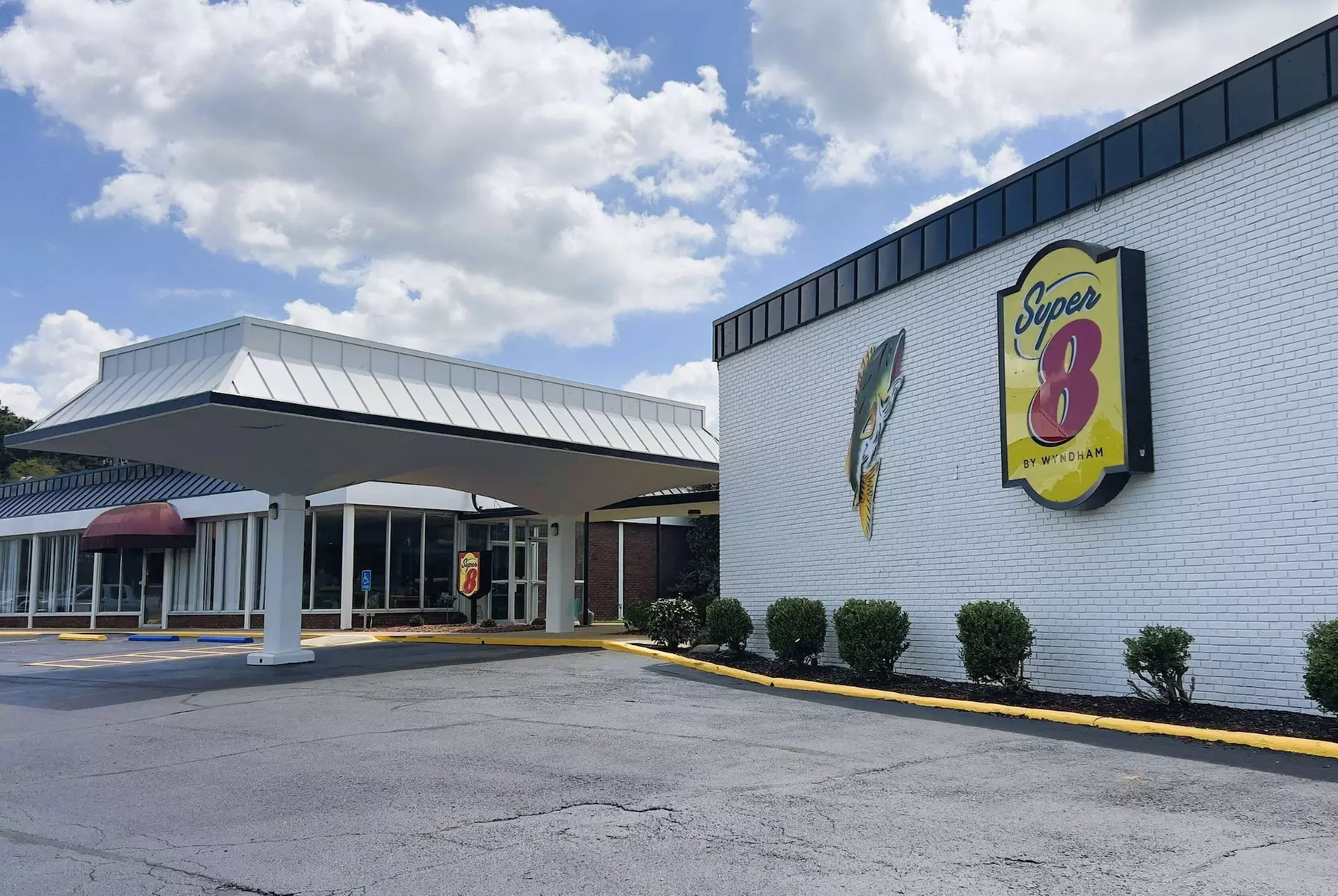 Super 8 by Wyndham Riverside AL - Primary Image