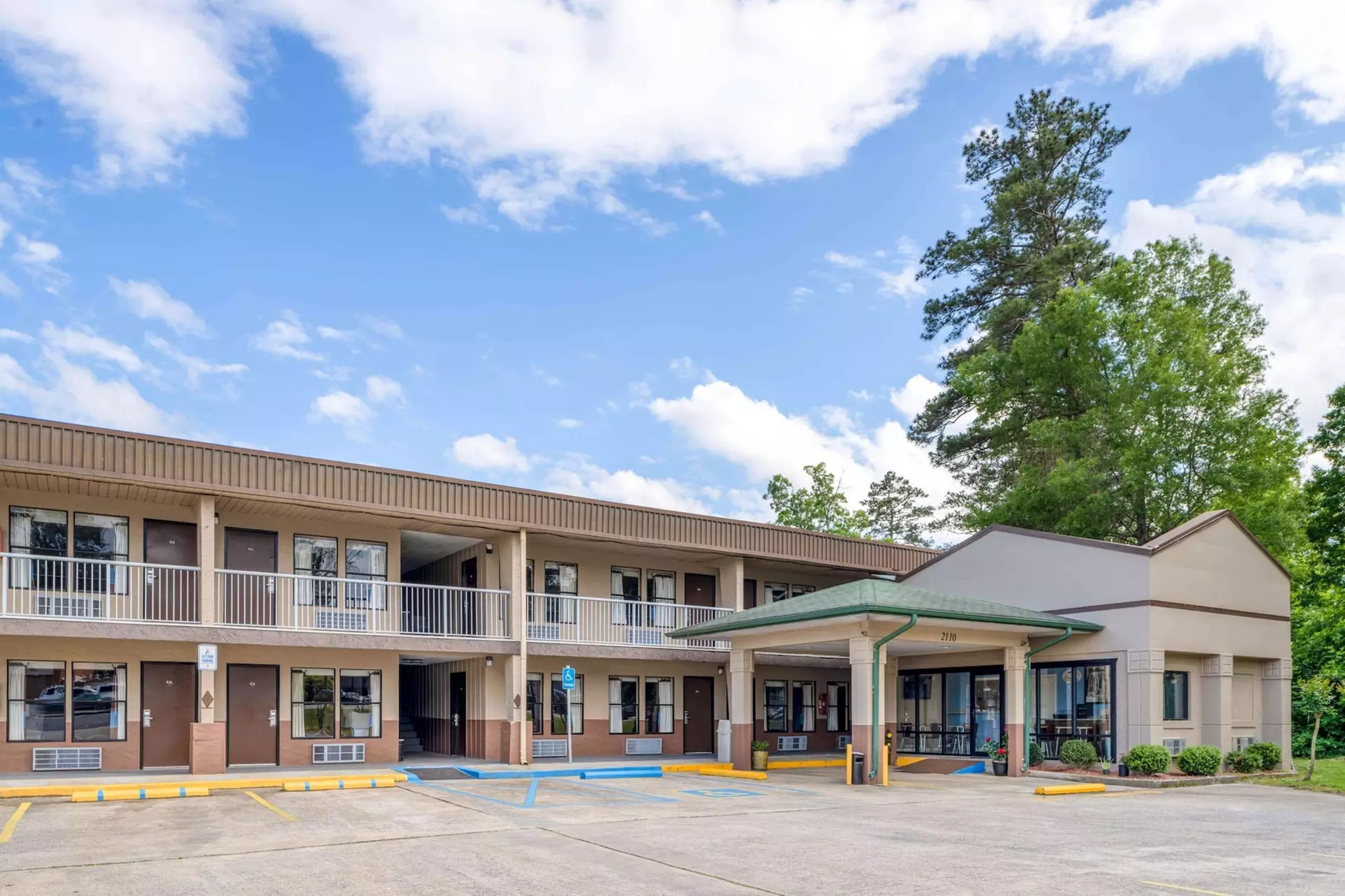 Super 8 by Wyndham Gadsden AL - Primary Image