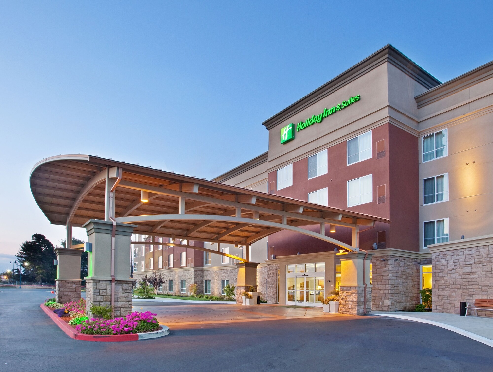 Holiday Inn & Suites Oakland Airport by IHG