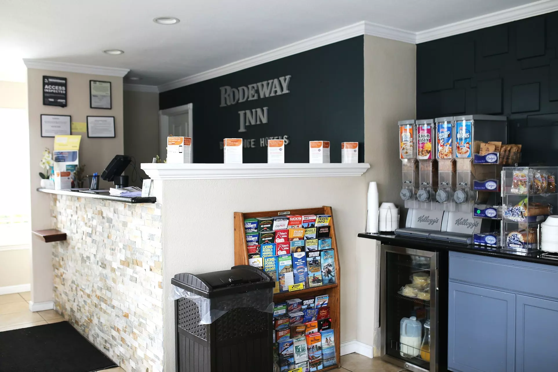 Rodeway Inn Near University-Gateway to Yosemite - Primary Image