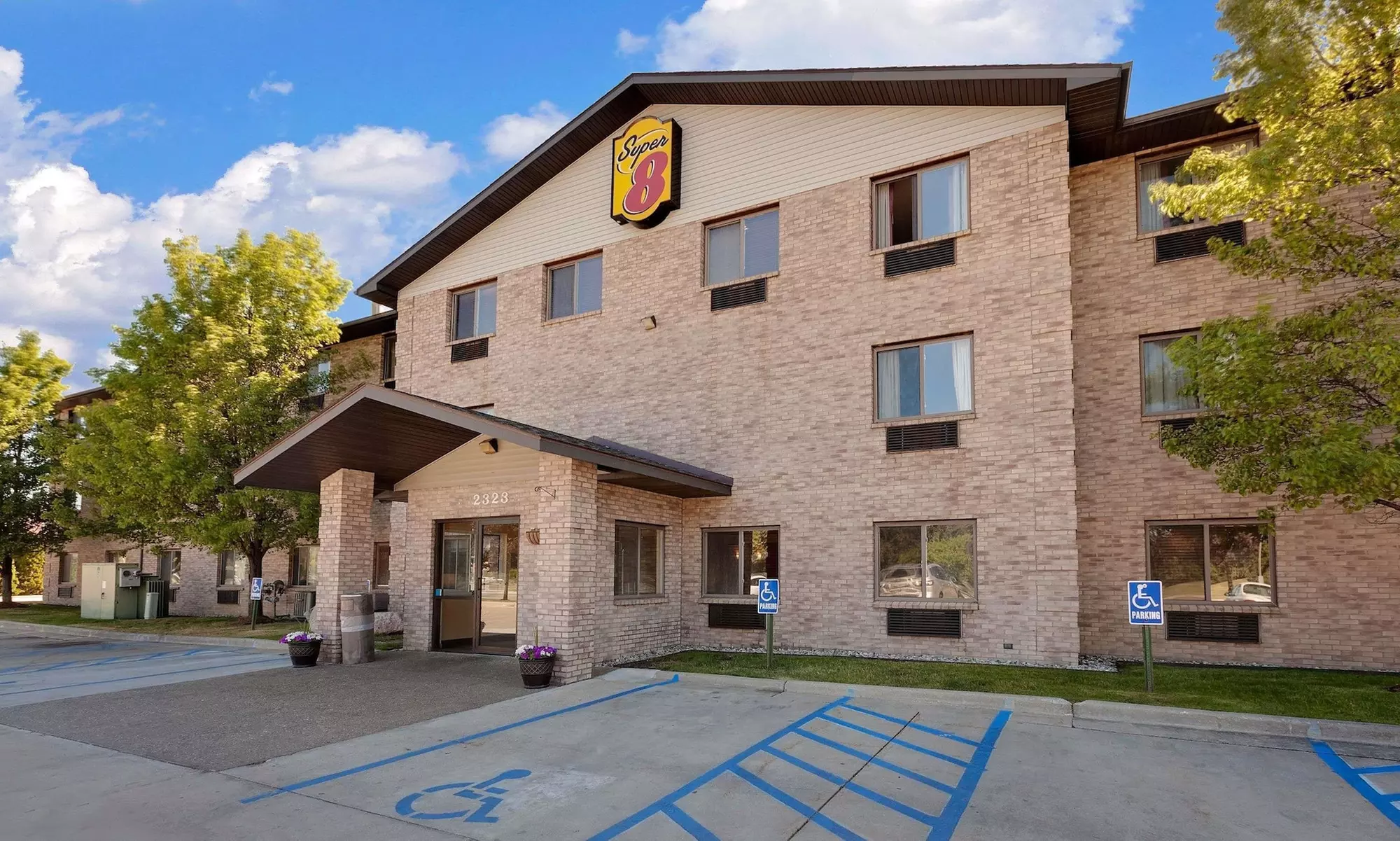 Super 8 by Wyndham Mt. Pleasant - Primary Image