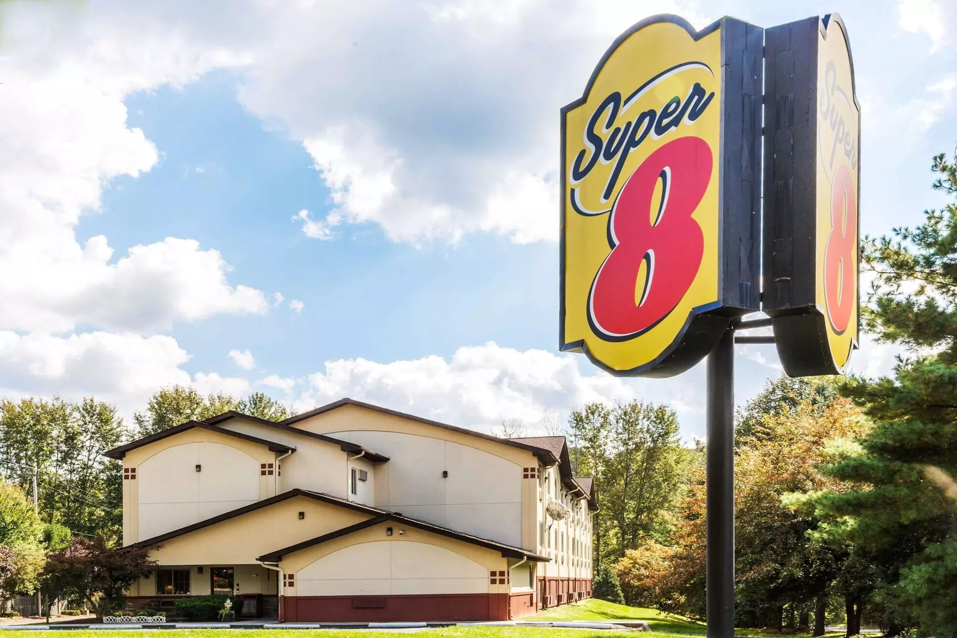Super 8 by Wyndham East Stroudsburg/Poconos - Primary Image