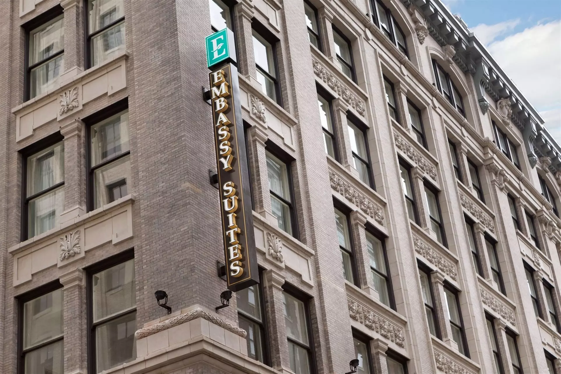 Embassy Suites Louisville Downtown - Primary Image