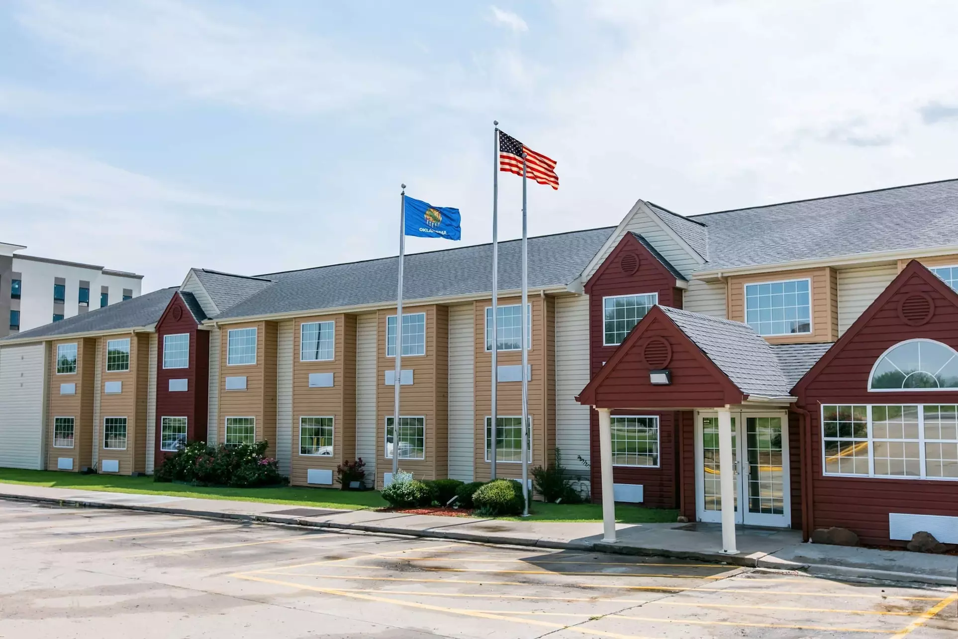 Days Inn & Suites by Wyndham Pryor - Primary Image