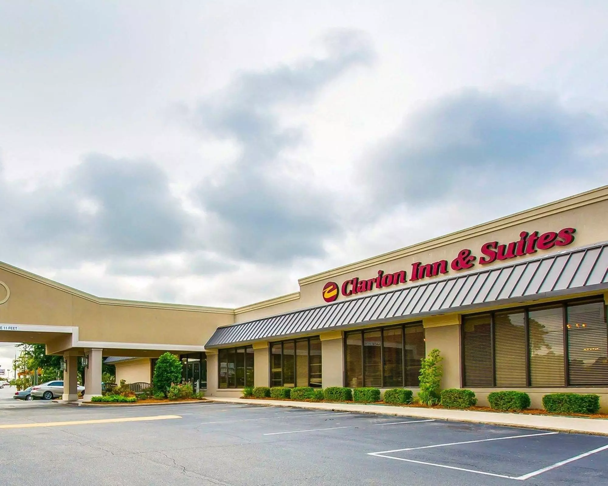 Clarion Inn & Suites Dothan South - Primary Image