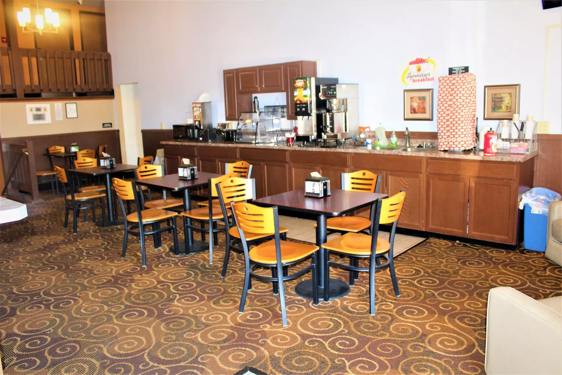 Super 8 by Wyndham Burlington - Primary Image