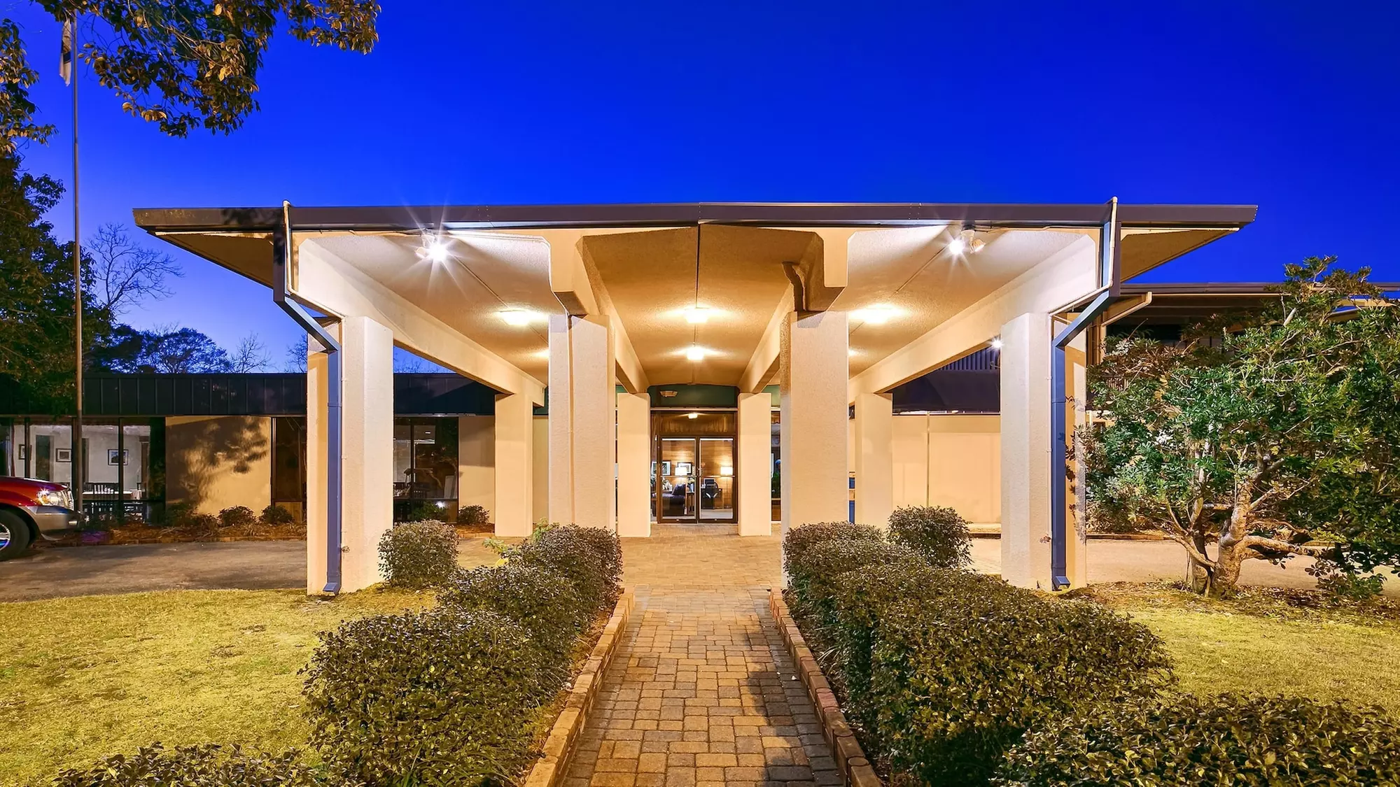 Best Western Crossroads Inn - Primary Image