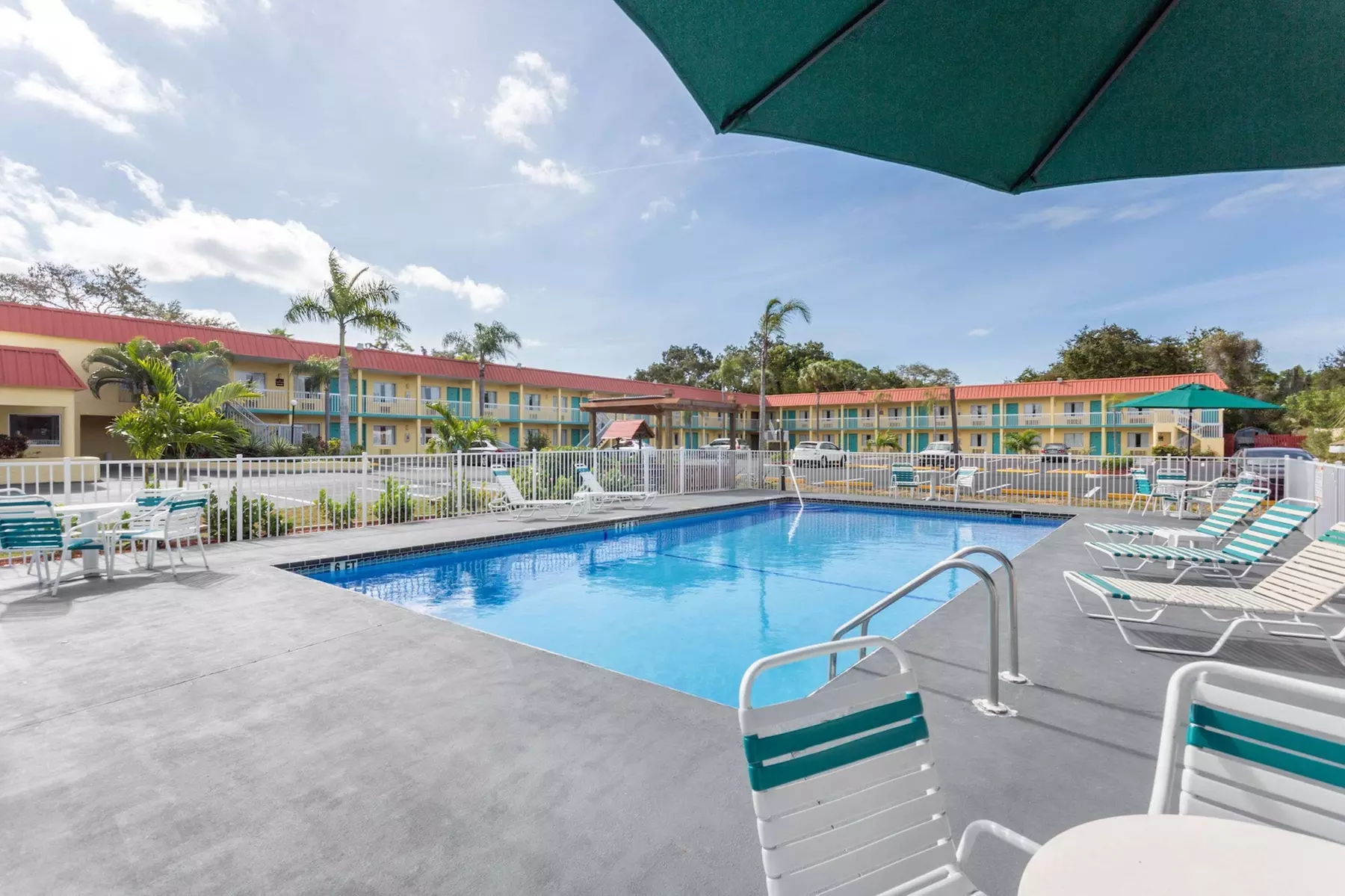 Super 8 by Wyndham Sarasota Near Siesta Key - Primary Image