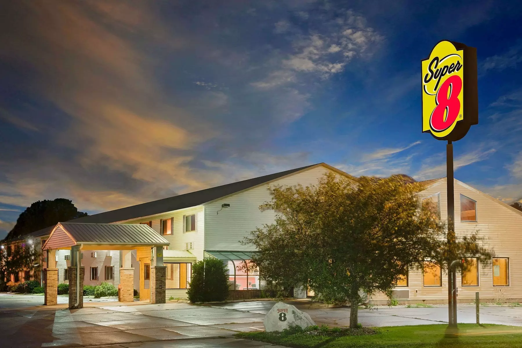 Super 8 by Wyndham Iowa Falls - Primary Image