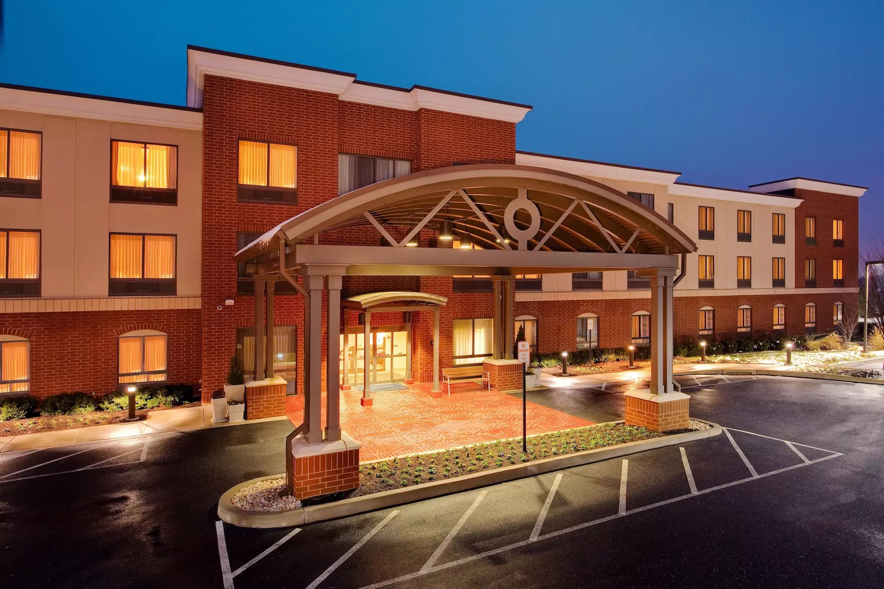 Holiday Inn Express & Suites Bethlehem Arpt-Allentown Area - Primary Image