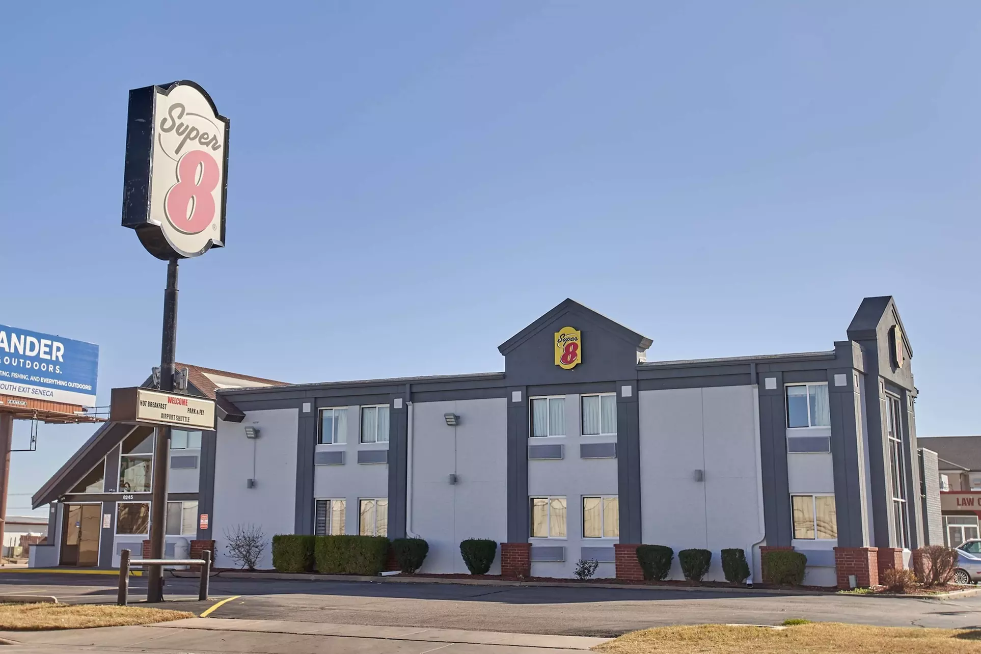 Super 8 by Wyndham Wichita Airport - Primary Image