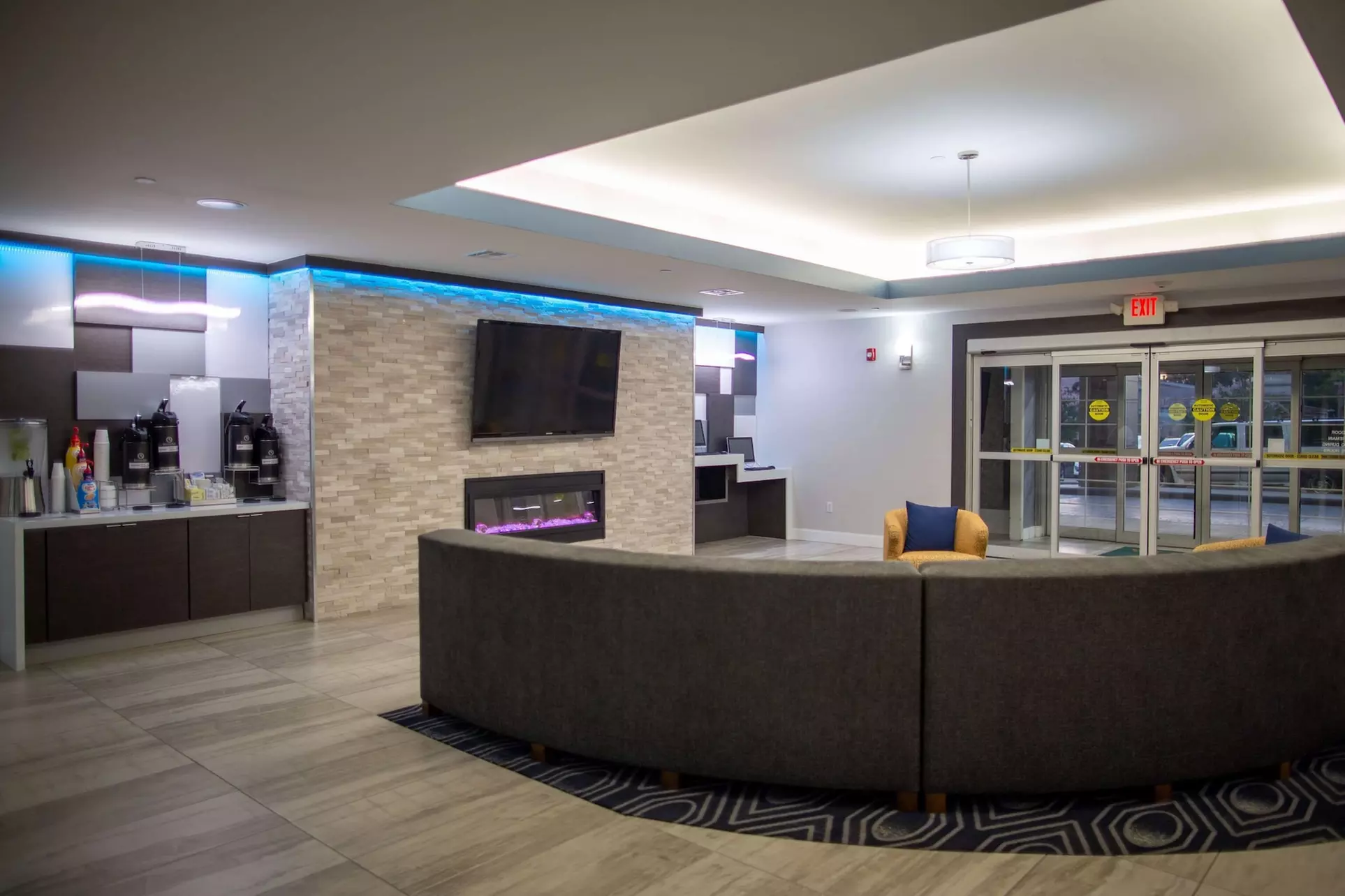 La Quinta Inn & Suites by Wyndham Houston East at Normandy - Primary Image