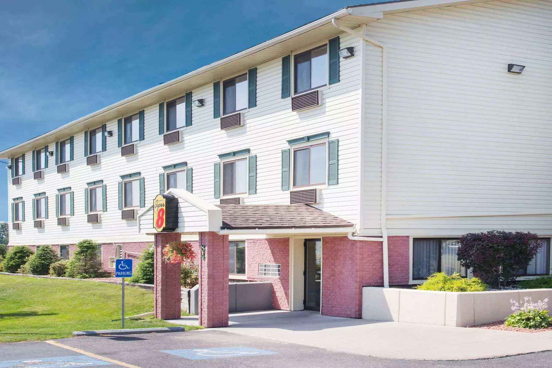 Super 8 by Wyndham Massena NY - Primary Image