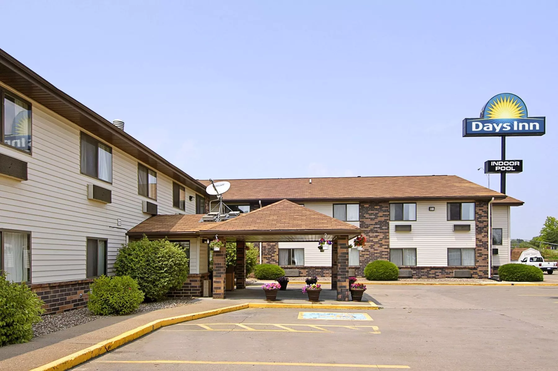 Days Inn & Suites by Wyndham Davenport East - Primary Image