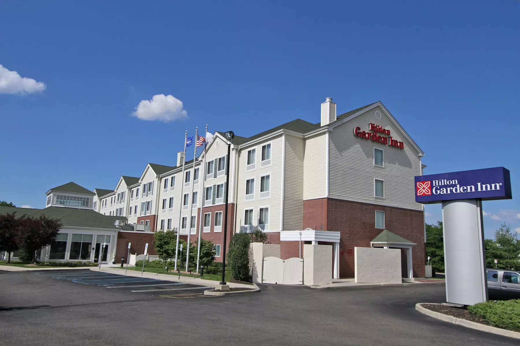 Hilton Garden Inn Westbury - Primary Image
