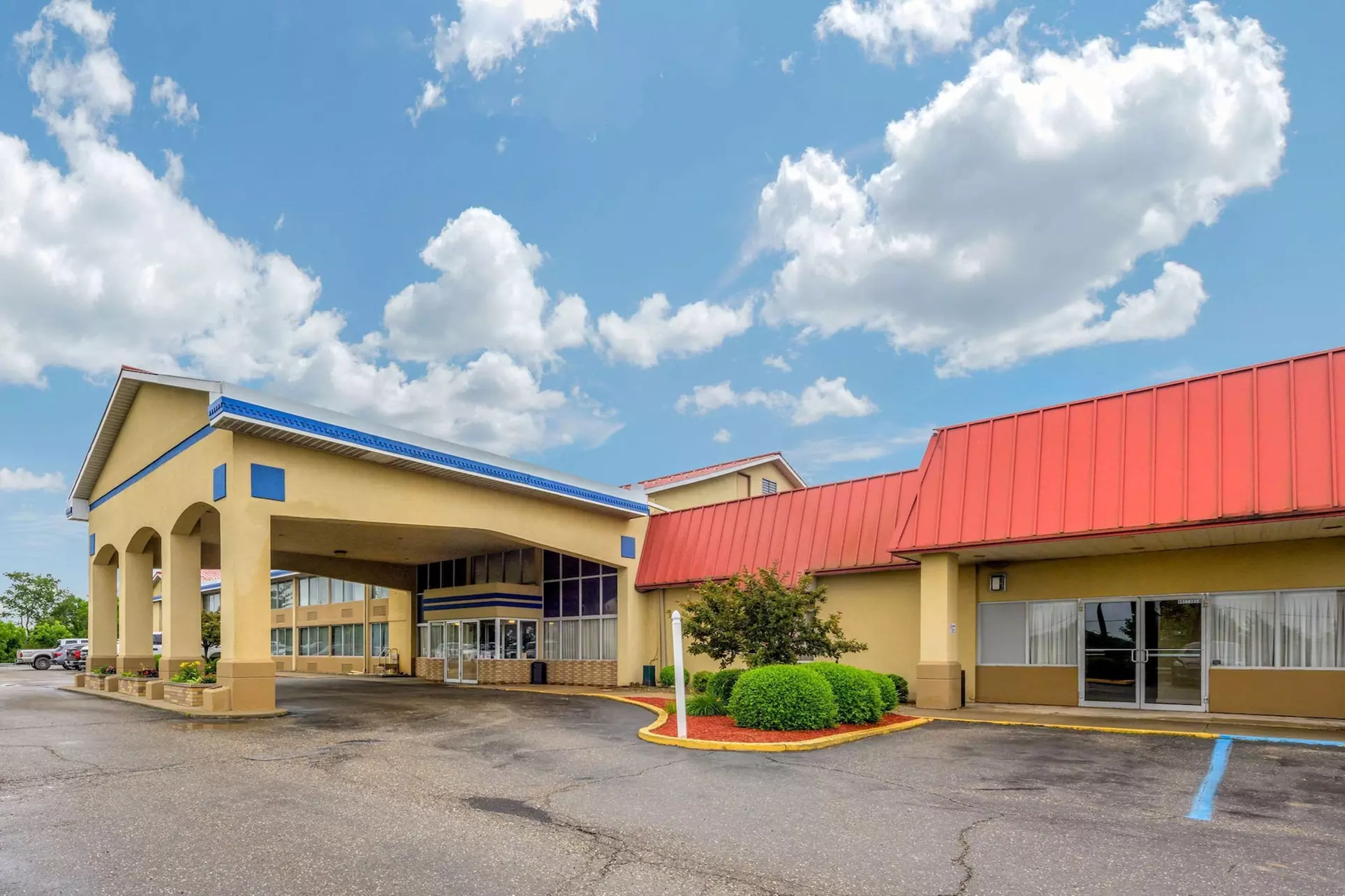 Econo Lodge Inn & Suites Triadelphia - Wheeling - Primary Image