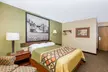 Super 8 by Wyndham Fairmont - Second Medium