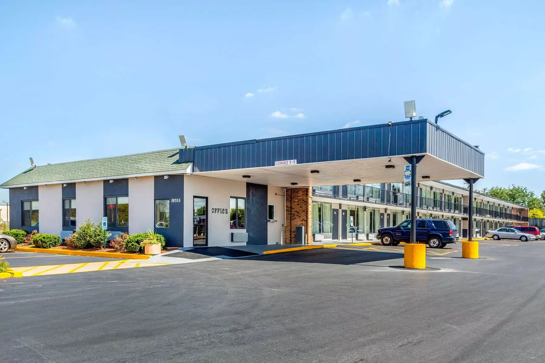 Econo Lodge Shorewood - Primary Image