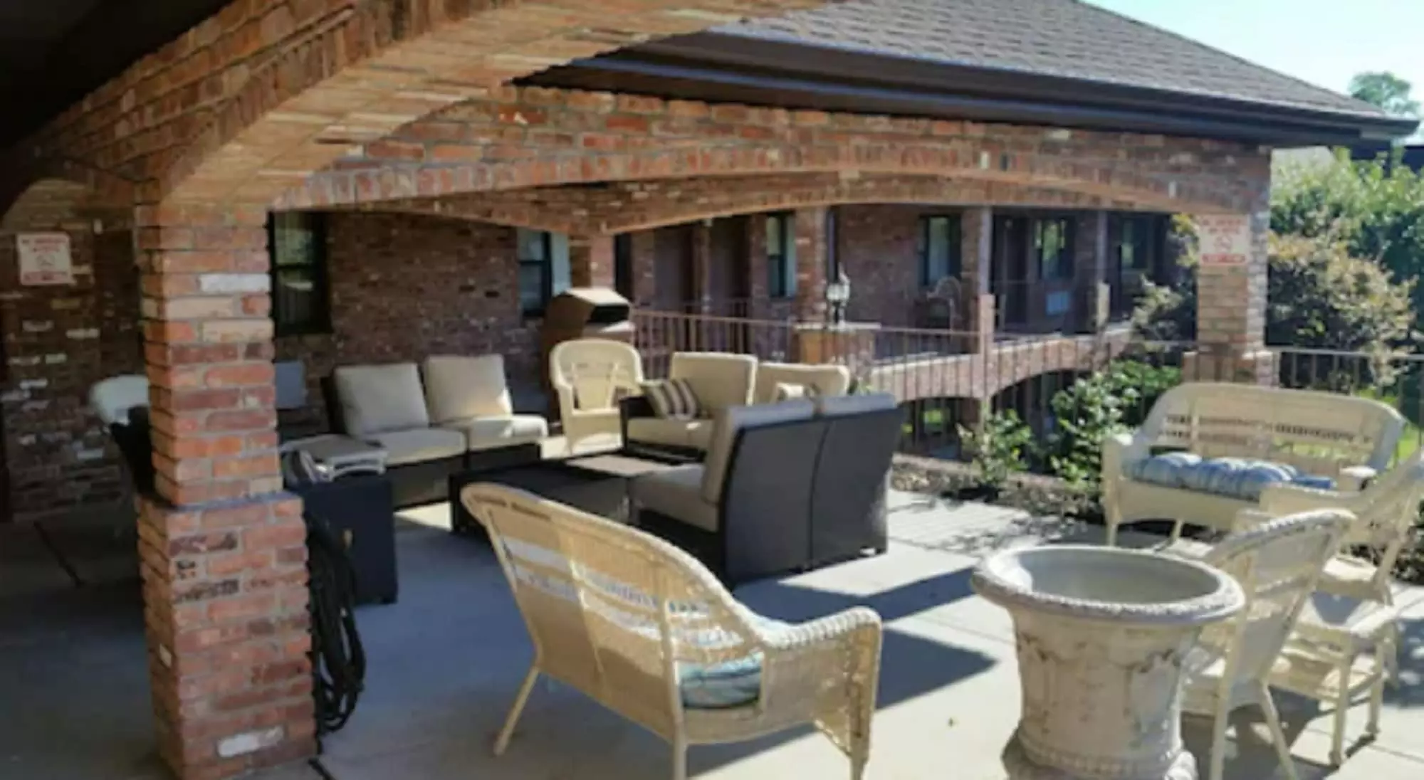 Chalet Inn & Suites Centerport - Primary Image