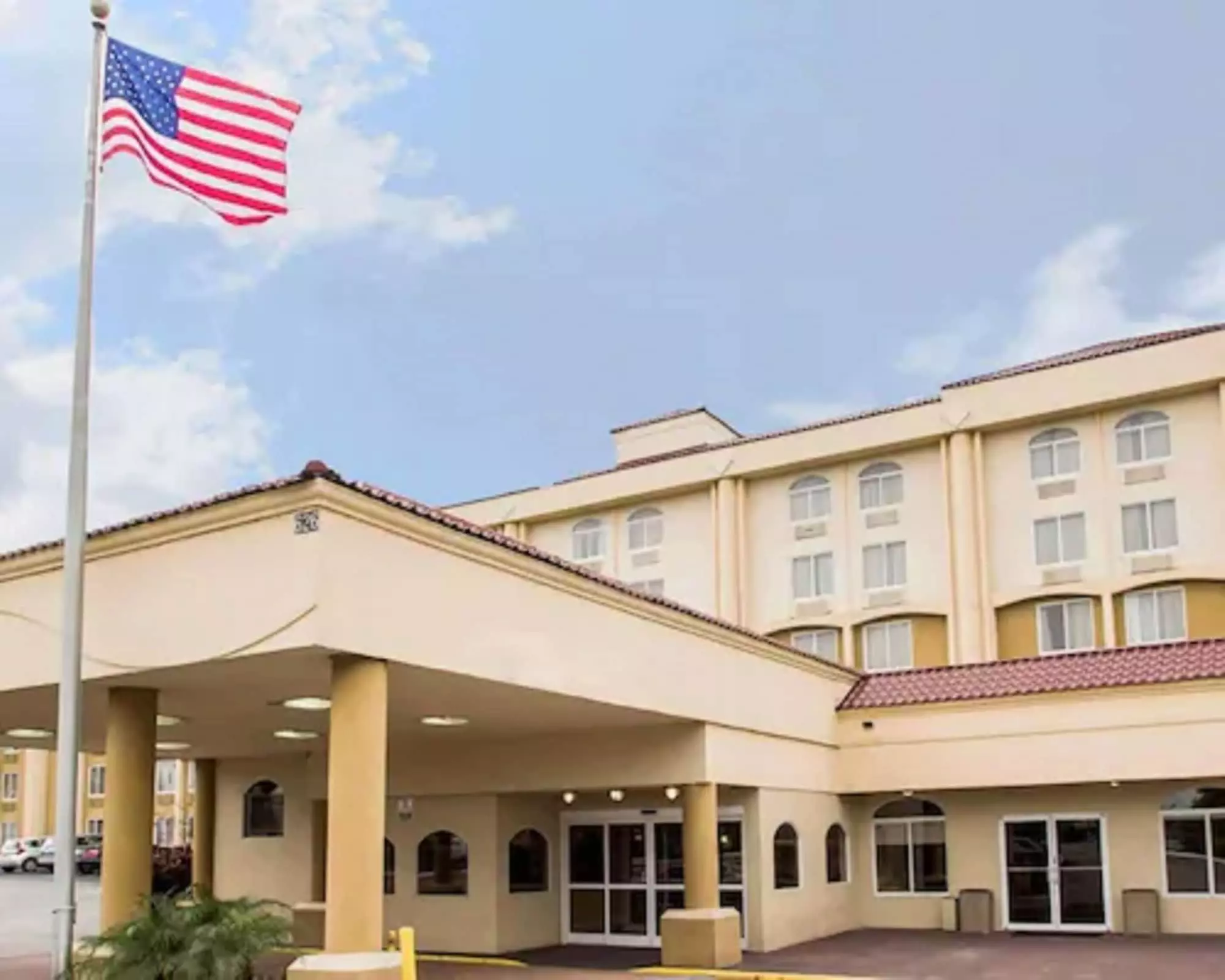 Quality Inn & Suites Winter Park Village Area - Primary Image