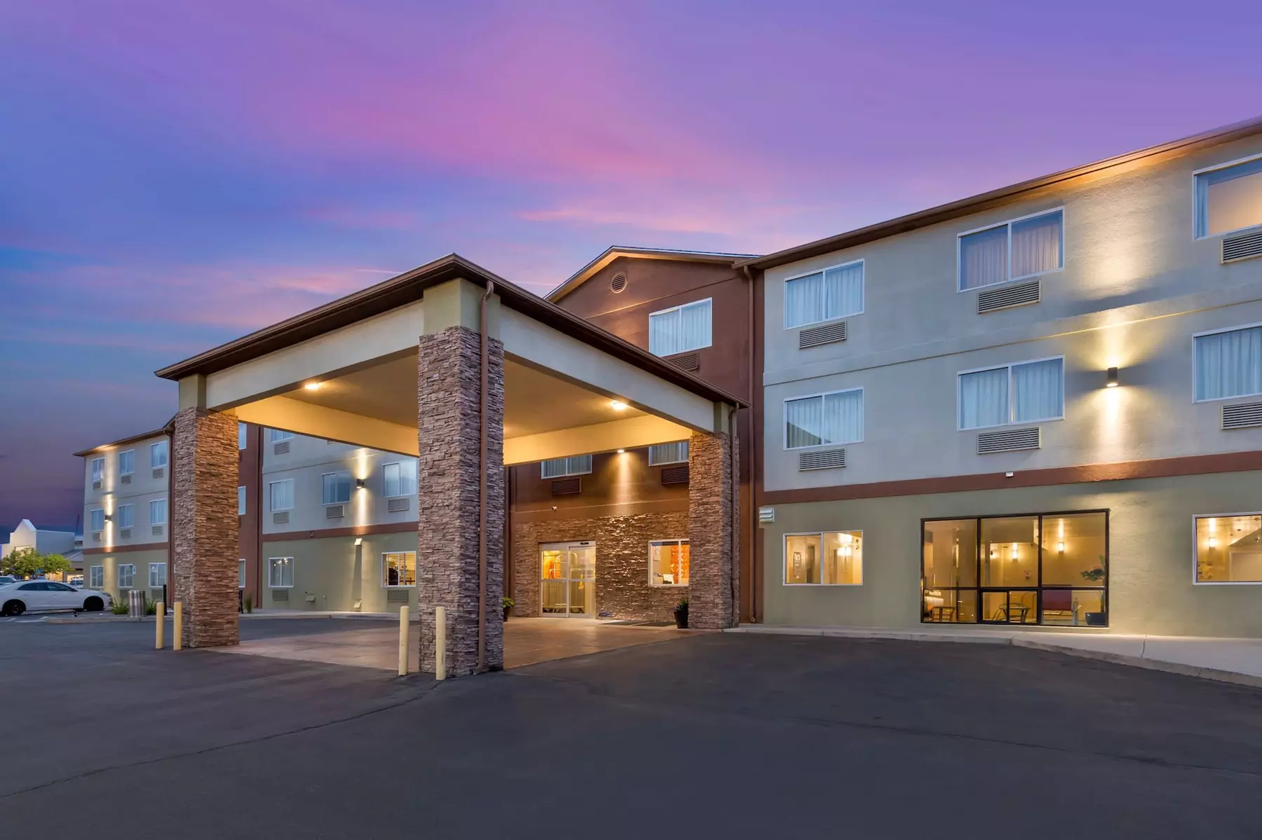 Best Western Plus The Four Corners Inn - Primary Image