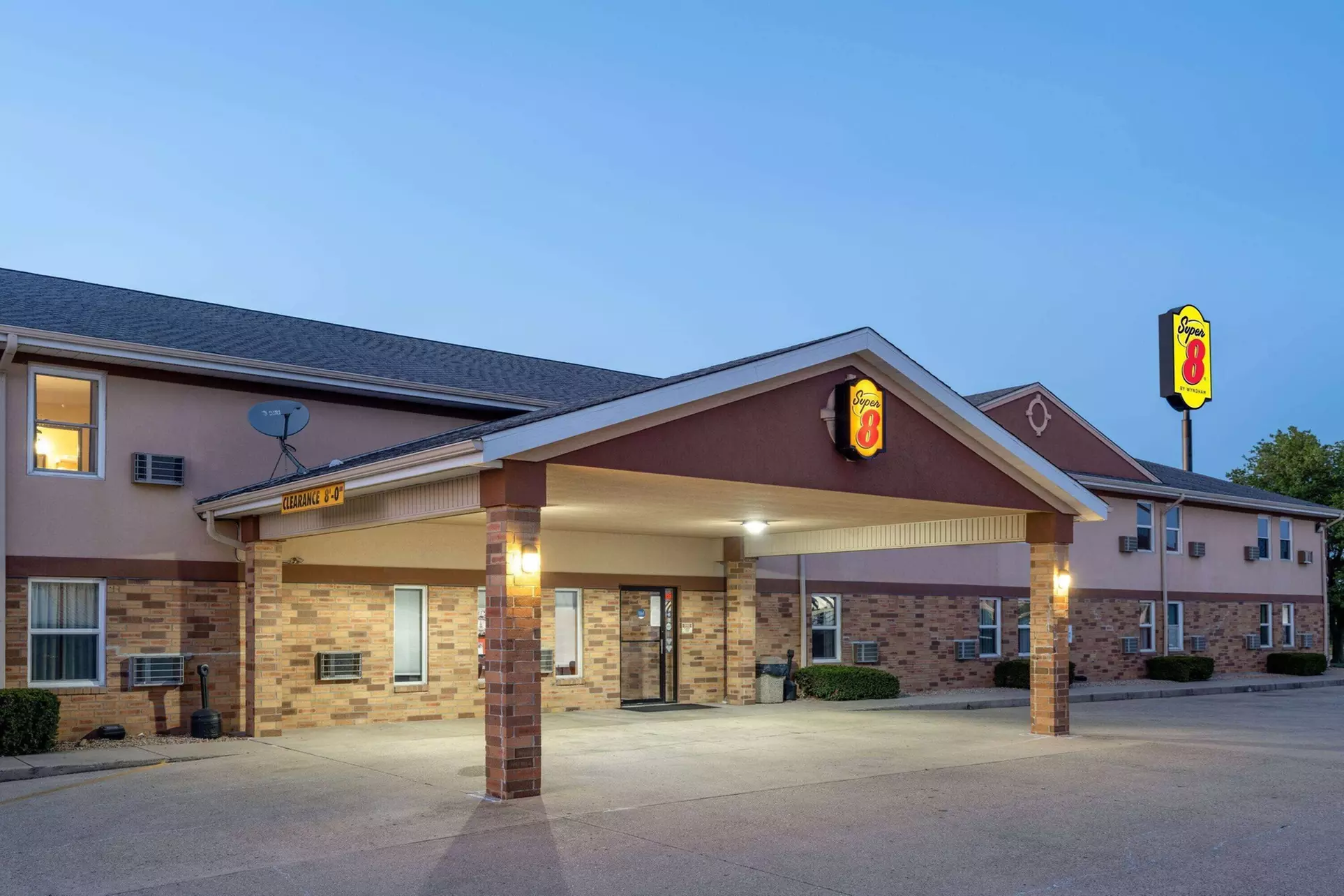 Super 8 by Wyndham Mattoon - Primary Image