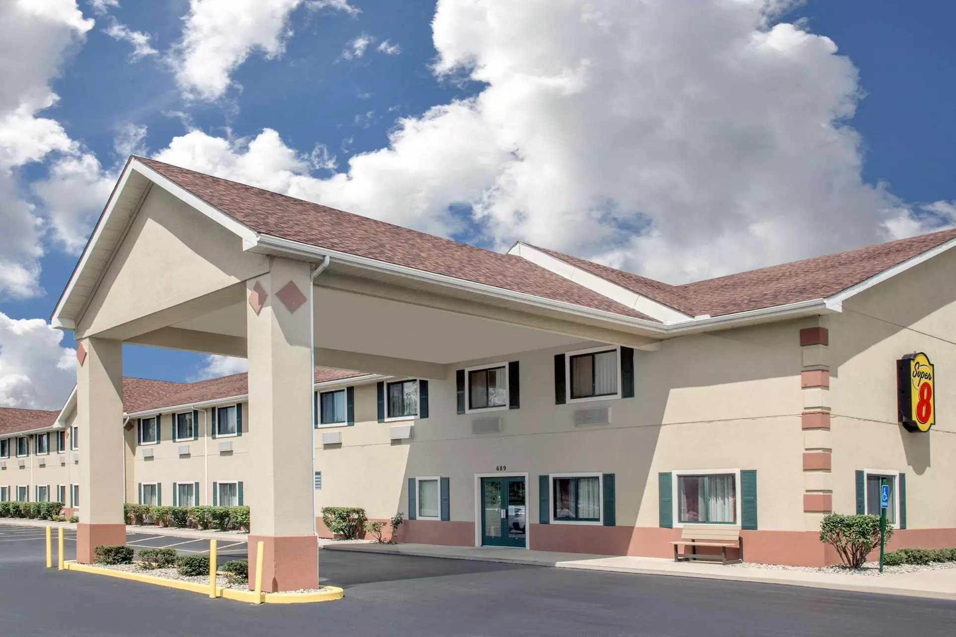 Super 8 by Wyndham Three Rivers - Primary Image