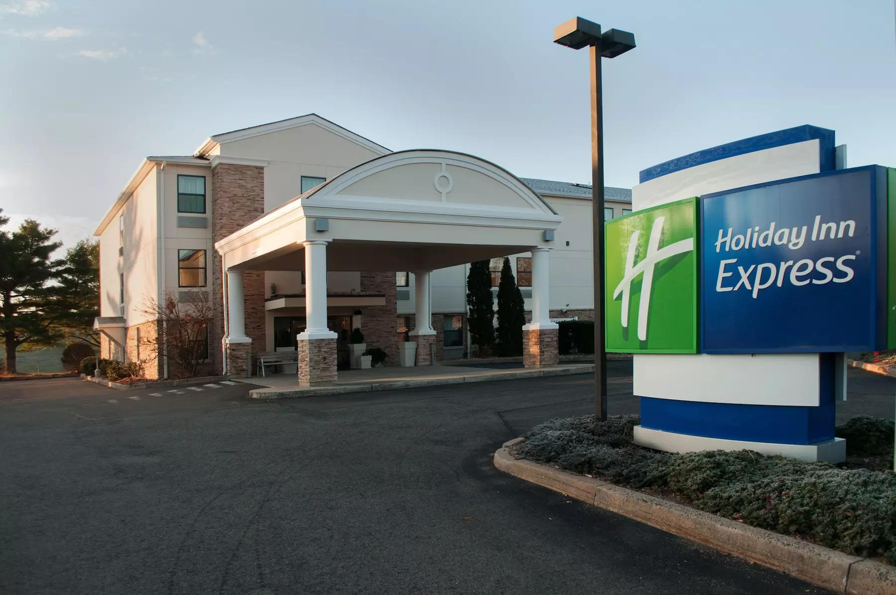Holiday Inn Express Vernon - Manchester by IHG - Primary Image