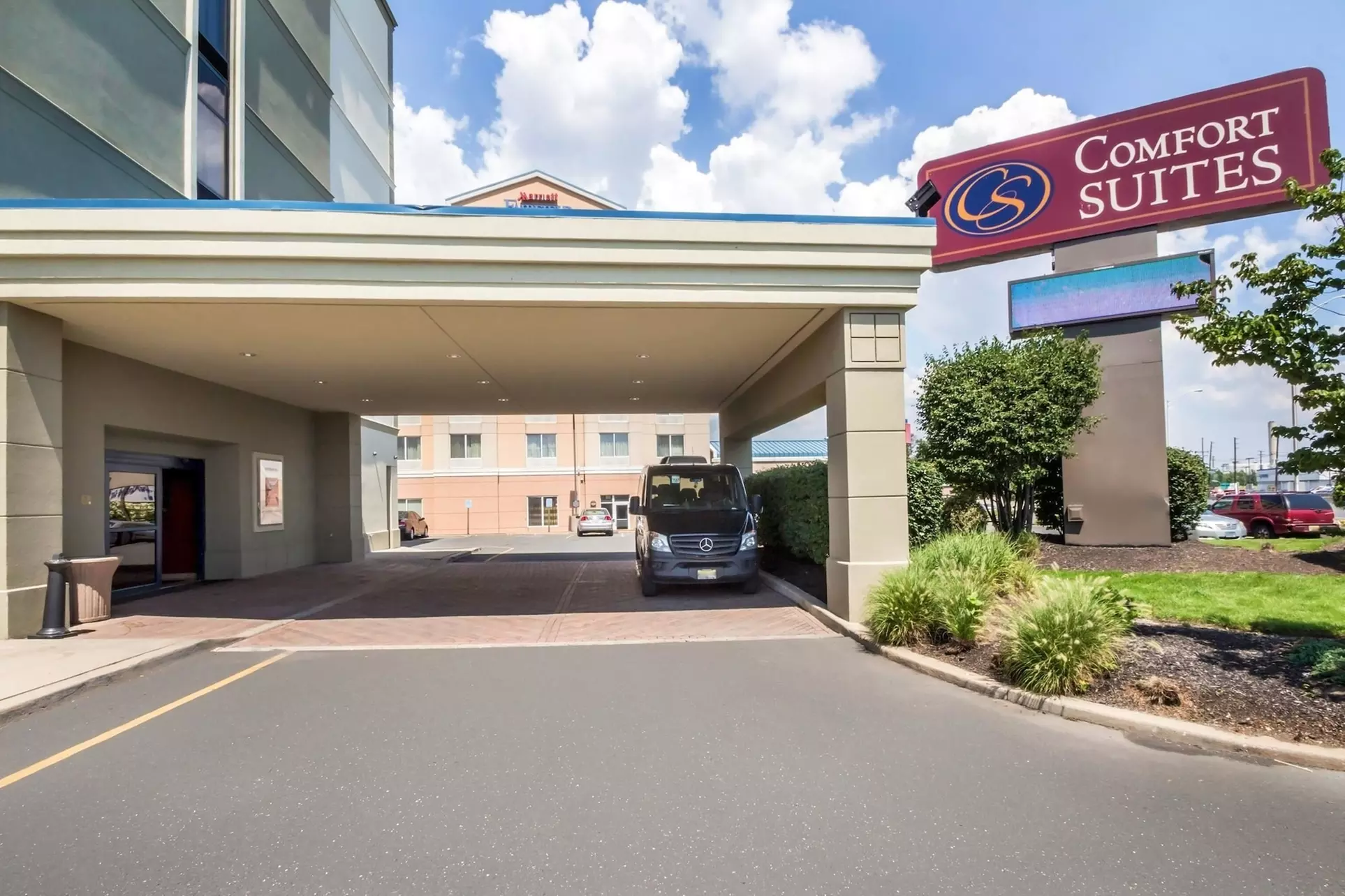 Comfort Suites at Woodbridge - Primary Image